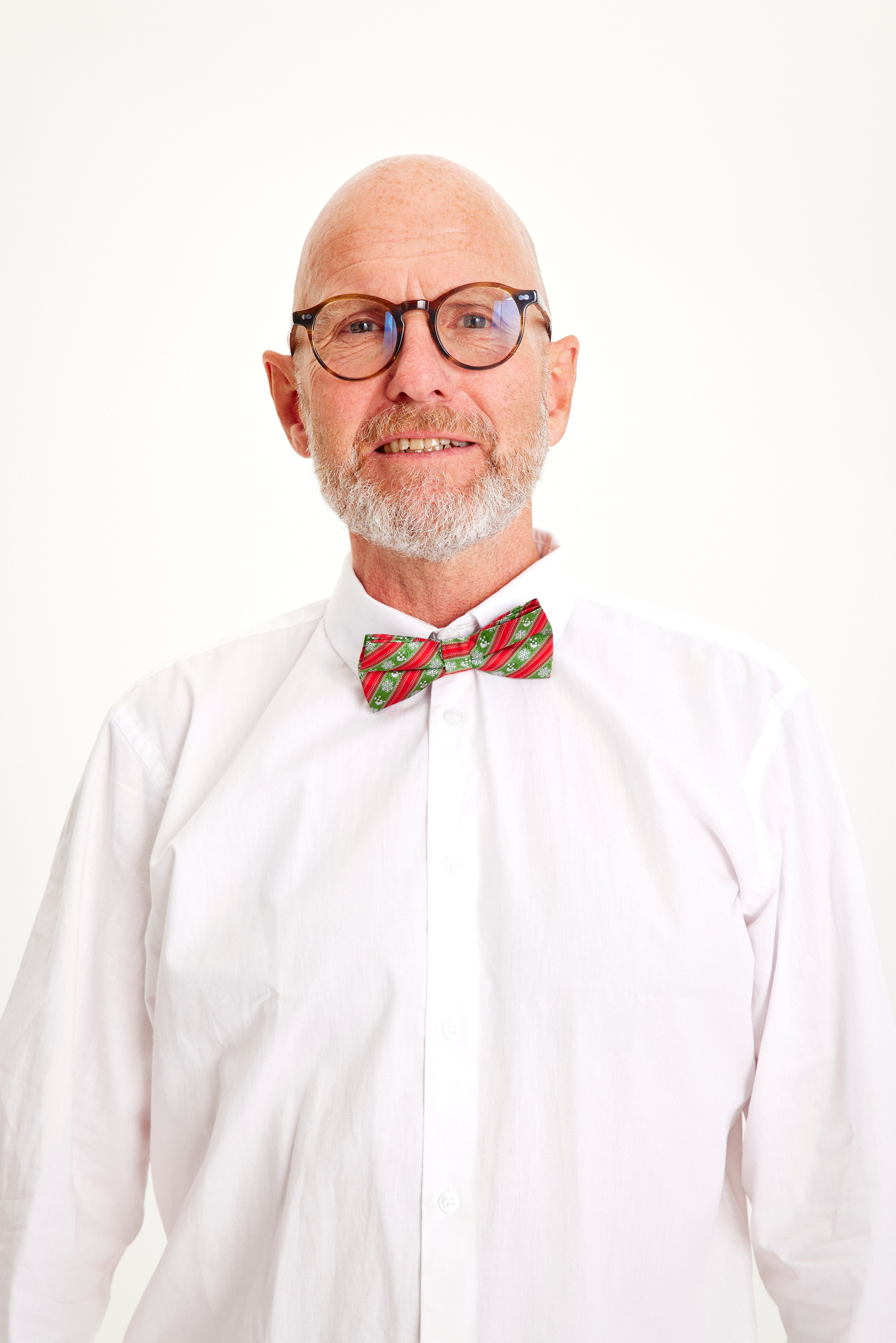 En mand iført en stribet julebutterfly.